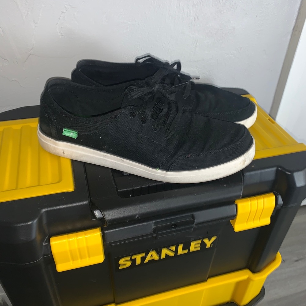 Sanuk black tennis shoes 10.5
